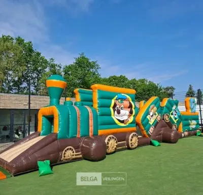Groot springkasteel lengte 15M – kavel bij Belga Veilingen