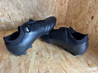 Voetbalschoenen - paar Dores – kavel bij Onlineveilingmeester