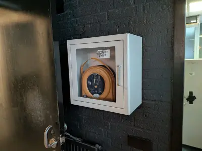 AED in wandkast Heartsine Technologies, Samaritan PAD 350P, bouwjaar 2014 – kavel bij Onlineveilingmeester, Hengelo