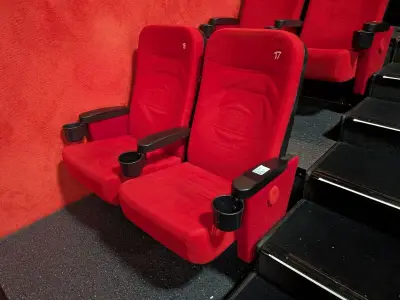 Set van 2 bioscoopstoelen met bekerhouders – kavel bij Onlineveilingmeester, Hengelo