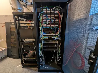 Patchkast met diverse netwerkapparatuur O.a. Commscope – kavel bij Onlineveilingmeester, Hengelo