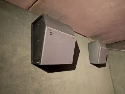 10x Bioscoopluidspreker / Surround speaker JBL – kavel bij Onlineveilingmeester, Hengelo