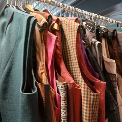 Ca. 76x Giletjes diverse kleuren mannen/netjes – kavel bij Onlineveilingmeester, Drachten