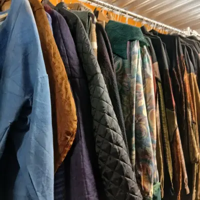 Ca. 46x Middeleeuwse jassen/ jakken, ridderachtige shirts – kavel bij Onlineveilingmeester, Drachten