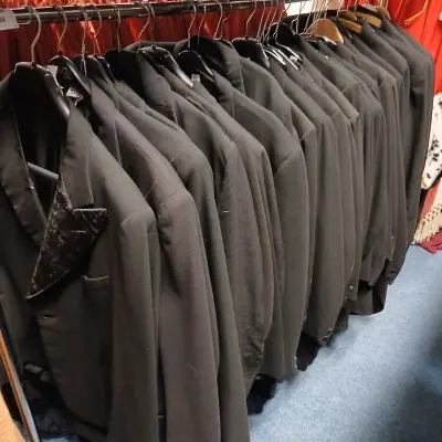 Ca. 36x Zwarte ouderwetse slipjassen/ zwaluwstaart jassen – kavel bij Onlineveilingmeester, Drachten