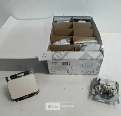 8 x Niko inbouw schakelaar 2 polig oud model – kavel bij Belga Veilingen, Oudsbergen