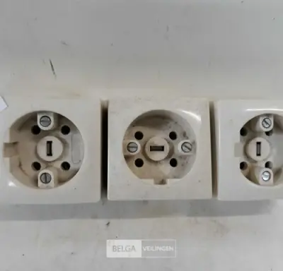 3 x Stopcontact 5P plat-rond – kavel bij Belga Veilingen, Oudsbergen