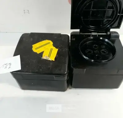 2 x Stopcontact met klep 4P plat-rond – kavel bij Belga Veilingen, Oudsbergen