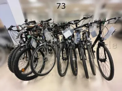 10 kapotte hobbyfietsen en bronnen van reserveonderdelen – kavel bij Zoll-Auktion, Hamburg