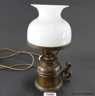 Vintage messing tafellamp met een witte opaline glazen – kavel bij ProVeiling, Wageningen