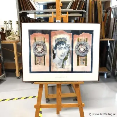 Druk getiteld Classic Ornament van de kunstenaar Joadoor, gekenmerkt door een triptiekstijl met klassieke Romeinse of Griekse motieven – kavel bij ProVeiling, Wageningen