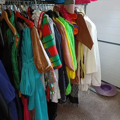 Ca. 48x Kind allerlei feestkleding, sport, 2 rekken – kavel bij Onlineveilingmeester, Drachten