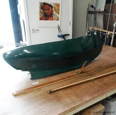 Donkergroene romp van een modelzeilboot – kavel bij ProVeiling, Wageningen