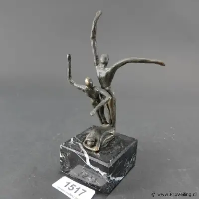 Bronzen sculptuur op marmeren basement – kavel bij ProVeiling
