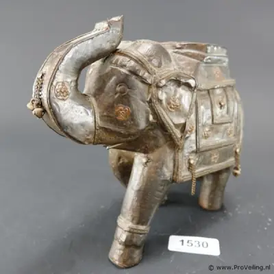 Antieke hout met koperen beklede olifant – kavel bij ProVeiling