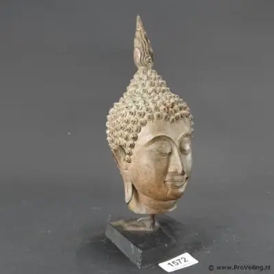 Bronzen Boeddha-hoofd op een houten sokkel, uitgevoerd in traditionele Thaise stijl (Sukhothai-traditie) met een gevlamde ushnisha (de symbolische… – kavel bij ProVeiling