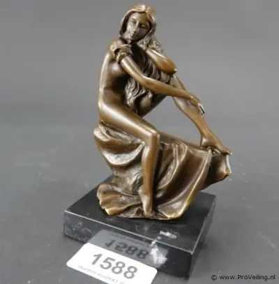 Bronzen zittend vrouwelijk naakt op een marmeren sokkel art-deco/art-nouveau stijl – kavel bij ProVeiling