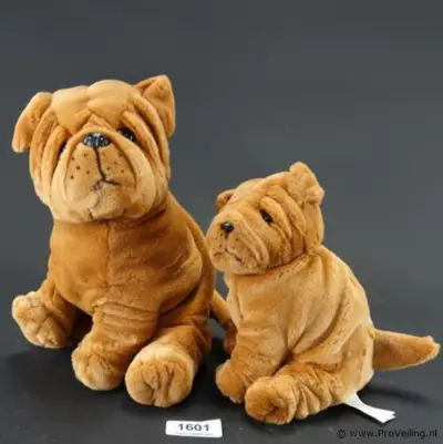 2 pluche Shar-Pei hond van het waarschijnlijk van het merk Plush & Company – kavel bij ProVeiling
