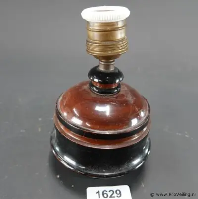 Vintage houten lampvoet, gemaakt van gedraaid hout met een karakteristieke roodbruine en zwarte afwerking – kavel bij ProVeiling, Nederland