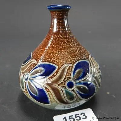 Vintage Duitse keramieken vaas met zoutglazuur en kobaltblauwe bloemmotieven, kenmerkend voor de traditionele Westerwald-stijl – kavel bij ProVeiling