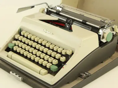 Vintage Olympia SM4 typmachine – kavel bij De Kringwinkel, Antwerpen