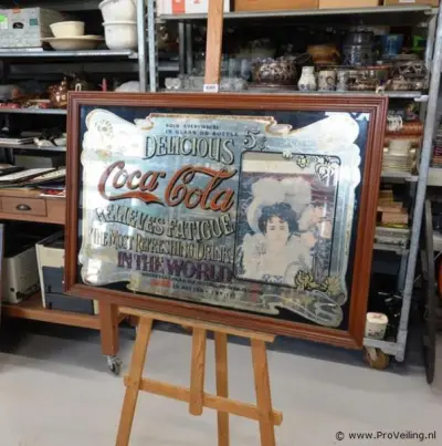Grote vintage Coca-Cola reclamespiegel in een houten lijst – kavel bij ProVeiling, Wageningen