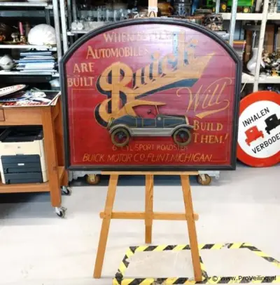 Grote vintage houten Buick-reclamebord met een opvallend driedimensionaal model van een klassieke roadster en de iconische slogan – kavel bij ProVeiling, Wageningen