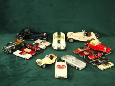 Collectie van 17 Modelauto's – Mercedes-Benz, Jaguar, Corvette, Klassieke Oldtimers & Cabriolets – kavel bij De Kringwinkel, Antwerpen