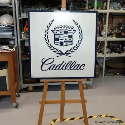 Perspex bord met het klassieke logo van het Amerikaanse automerk Cadillac – kavel bij ProVeiling, Wageningen