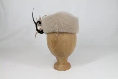 Zachte, crèmekleurige pluche dameshoed - Fabienne Delvigne – kavel bij De Kringwinkel, Brecht