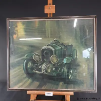 Ingelijste druk met vintage Bentle Blower in de kenmerkende groene racekleur in de kenmerkende stijl van de Britse autosportkunstenaar Dion Pears (… – kavel bij ProVeiling, Wagenin
