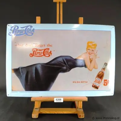 Lithografie reclamebord van Pepsi-Cola met een klassieke pin-upillustratie in de stijl van kunstenaar George Petty – kavel bij ProVeiling, Wageningen