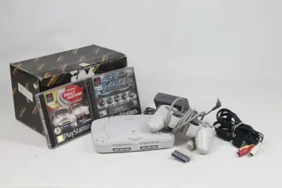Sony Playstation One met accessoires en 2 games – kavel bij De Kringwinkel, Brecht