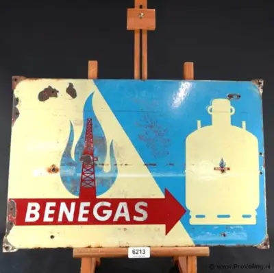 Vintage emaille reclamebord van het merk Benegas, geproduceerd door de bekende fabriek Langcat Bussum – kavel bij ProVeiling, Wageningen