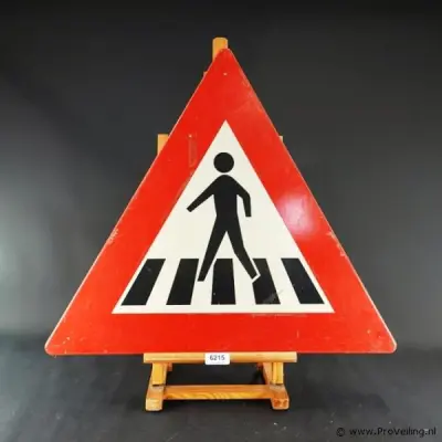 Emaille Nederlandse verkeersbord J22, dat waarschuwt voor een nabijgelegen voetgangersoversteekplaats (een zebrapad) – kavel bij ProVeiling, Wageningen