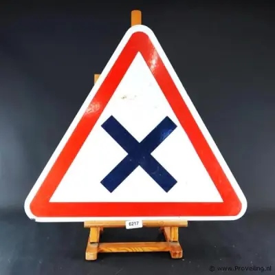 Emaille waarschuwingsverkeersbord (klasse J8 in Nederland / gevaarlijk kruispunt) – kavel bij ProVeiling, Wageningen
