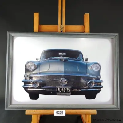 Ingelijste foto van de voorkant van een klassieke Amerikaanse auto, vermoedelijk een mid-jaren 50 Buick – kavel bij ProVeiling, Wageningen