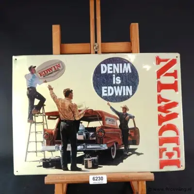 Vintage tinnen reclamebord van het merk Edwin met een opvallende rode stationwagen en de tekst – kavel bij ProVeiling, Wageningen