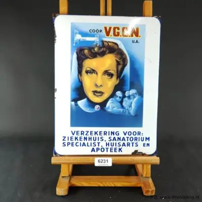 Emaille reclamebord van de Coöperatieve Vereniging voor Ziekenkostenverzekering – kavel bij ProVeiling, Wageningen