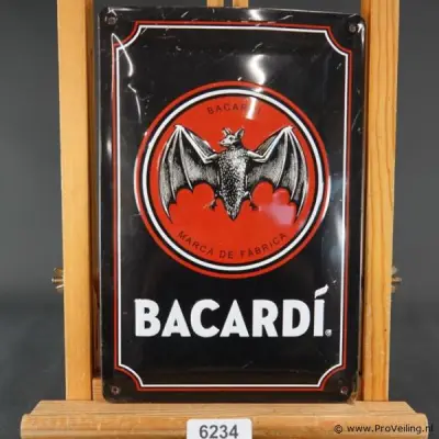 Retro metalen wandbord met reliëf van het merk Nostalgic-Art met het klassieke zwarte Bacardi-logo en de iconische vleermuis – kavel bij ProVeiling, Wageningen