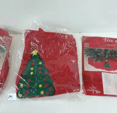 3 x Kleed voor voet kerstboom rood – kavel bij Belga Veilingen, Oudsbergen
