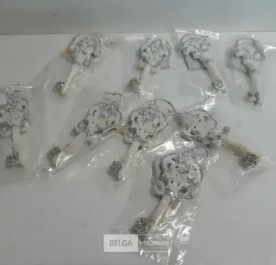 9 x Hangdeco sleutel 12 cm zilver/wit – kavel bij Belga Veilingen, Oudsbergen