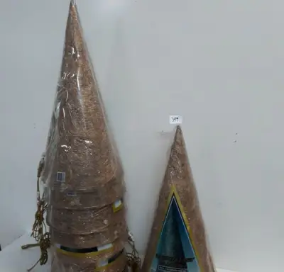 8 x Kerstkegel 50 cm met 20 lampen goud – kavel bij Belga Veilingen, Oudsbergen
