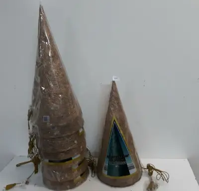 8 x Kerstkegel 50 cm met 20 lampen goud – kavel bij Belga Veilingen, Oudsbergen