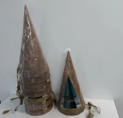 8 x Kerstkegel 50 cm met 20 lampen goud – kavel bij Belga Veilingen, Oudsbergen