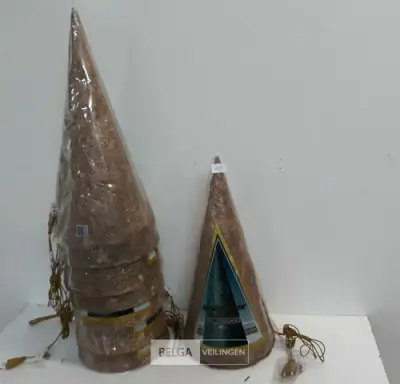 8 x Kerstkegel 50 cm met 20 lampen goud – kavel bij Belga Veilingen, Oudsbergen