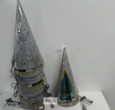 8 x Kerstkegel 50 cm met 20 lampen zilver – kavel bij Belga Veilingen, Oudsbergen