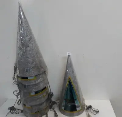 8 x Kerstkegel 50 cm met 20 lampen zilver – kavel bij Belga Veilingen, Oudsbergen
