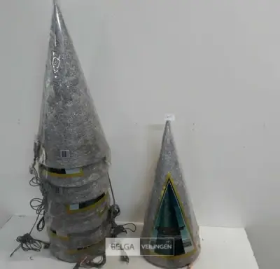 8 x Kerstkegel 50 cm met 20 lampen zilver – kavel bij Belga Veilingen, Oudsbergen