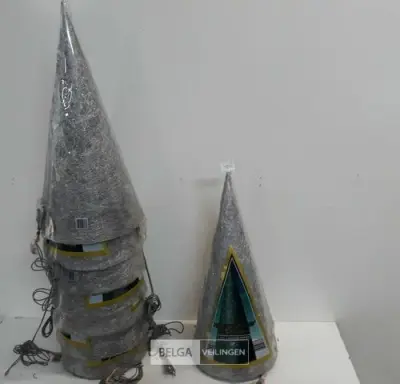 8 x Kerstkegel 50 cm met 20 lampen zilver – kavel bij Belga Veilingen, Oudsbergen